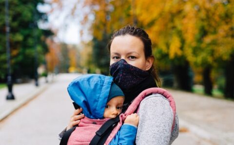Nosidełka biodrowe dla dzieci – jak bezpiecznie nosić dziecko w nosidełku?