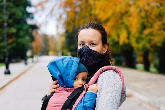 Nosidełka biodrowe dla dzieci – jak bezpiecznie nosić dziecko w nosidełku?